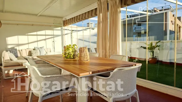 ÁTICO REFOMADO CON TERRAZA, PISCINA Y PARKING CERCA DE LA PL - foto 3