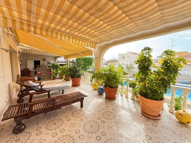 Impresionante Chalet Independiente en El Chaparral, Torrevieja — 28