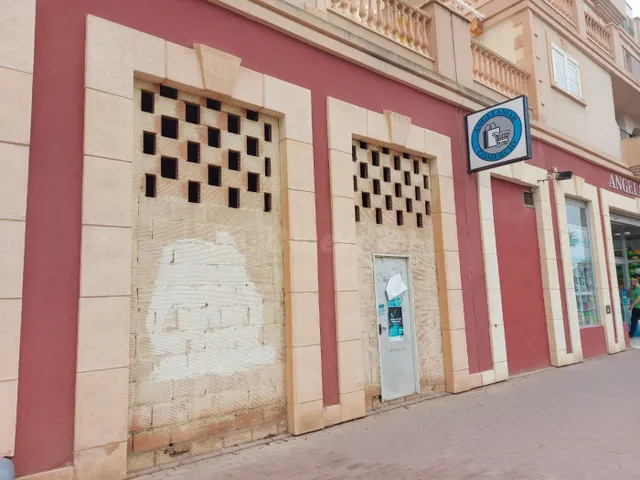 LOCALES COMERCIALES EN ALQUILER EN RESIDENCIAL PORTOFINO EN ALMERIMAR — 5