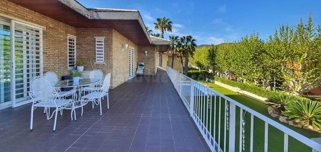 Villa de Lujo con Piscina Privada y Estilo Inglés, muy cerca - foto 4