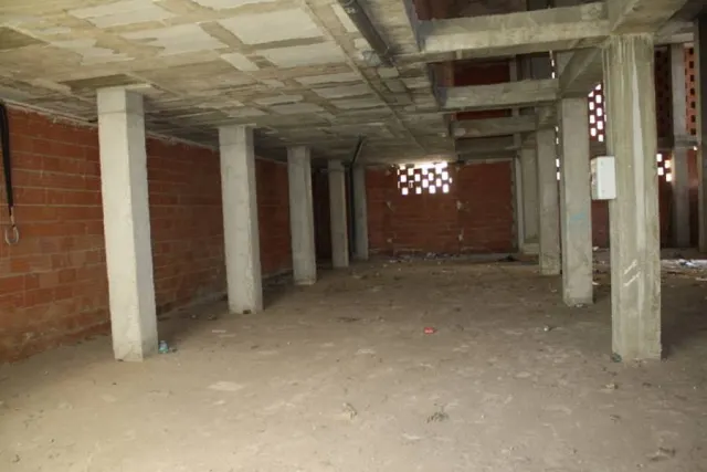 Local comercial en Orihuela cerca del Colegio Santo Domingo y de la Casa Museo de Miguel Hernández. — 12
