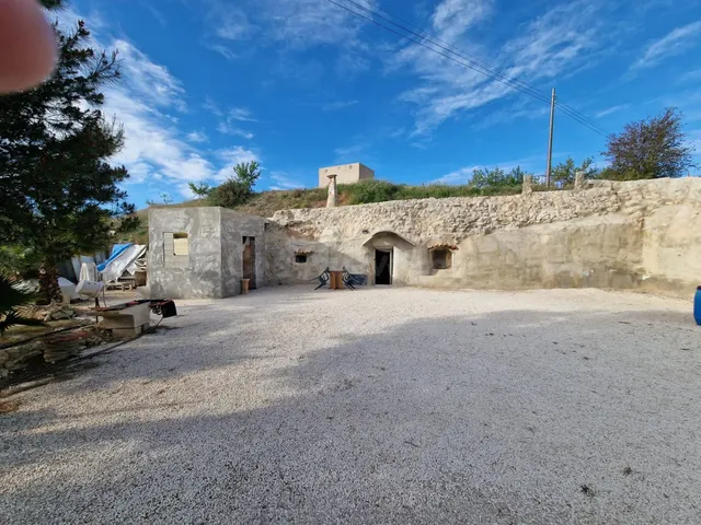 TERRENO CON CASA - CUEVA EN EL HONDON DE LAS NIEVES — 2
