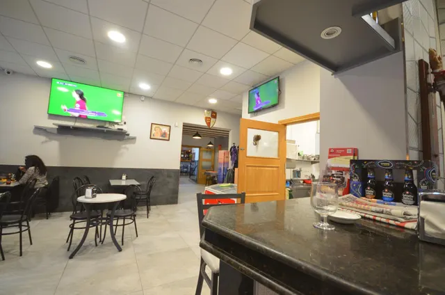 Negocio de restaurante-bar en funcionamiento en local esquinero de 402 m2 — 16