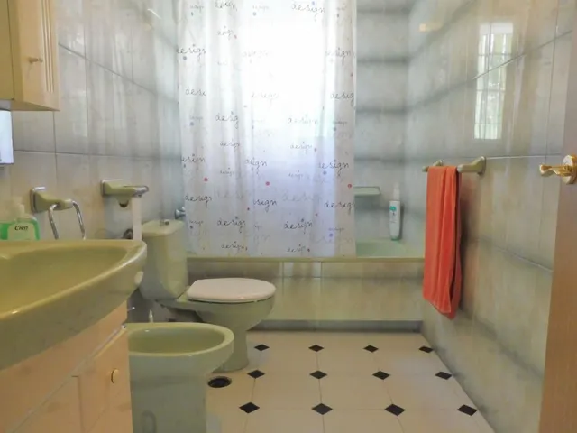 Chalet de 3 dormitorios con 2221m2 de parcela y vistas panorámicas — 11