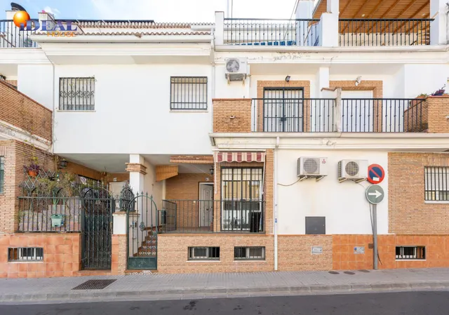 Vive en el corazón de Armilla: 4 dormitorios, patio, terraza y garaje — 24