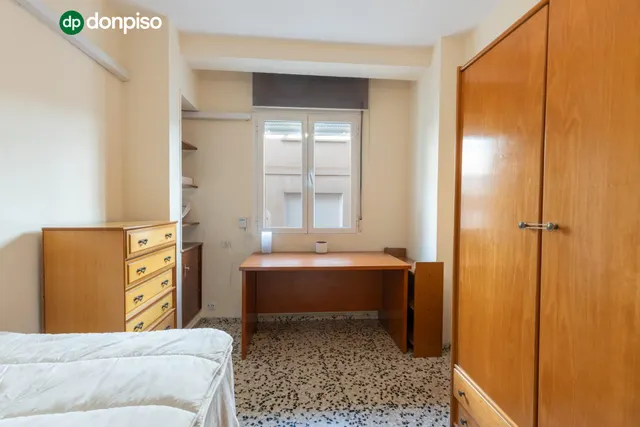Piso de 3 dormitorios en calle milán, zaidín | muy luminoso y con gran potencial — 10