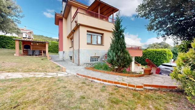 Chalet en urbanización con piscina - foto 4
