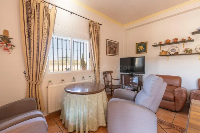 Casa en planta baja con cuatro naves y local — 5