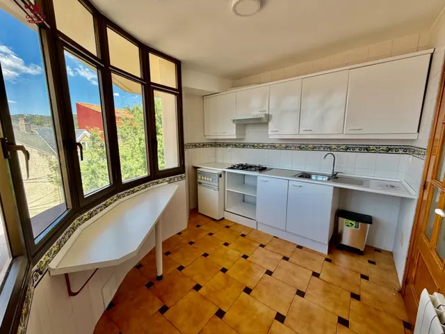 Piso exterior para entrar a vivir en 2ª planta de edificio sin ascensor. Con 115 m2 construidos, 3 dormitorios, 2 baños y terraza. — 11