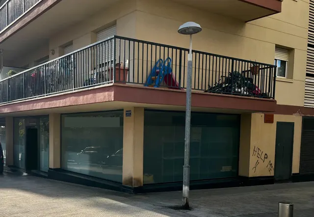 Local totalmente exterior de 100m2 con 28m de fachada acristalada — 2