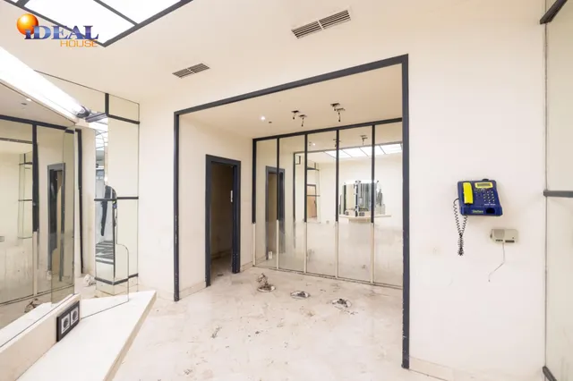 LOCAL COMERCIAL de 210 EN GRANADA. — 20