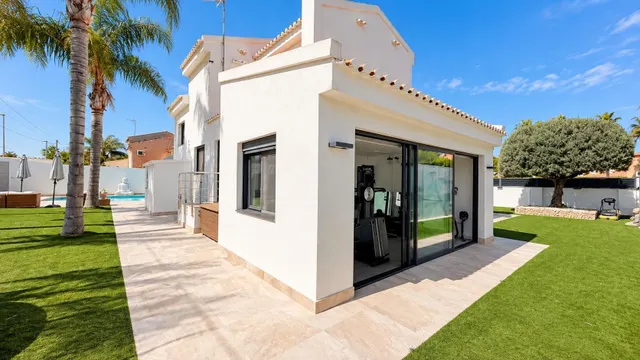 ESPECTACULAR VIVIENDA REFORMADA CON PISCINA, BODEGA, GIMNASIO Y UNA EXCEPCIONAL PRIVACIDAD — 39