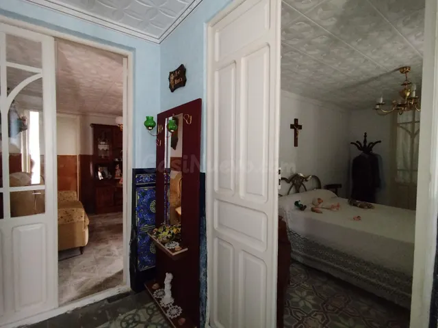 CASA CON SALIDA A DOS CALLES Y 326 m2 DE PARCELA - foto 2