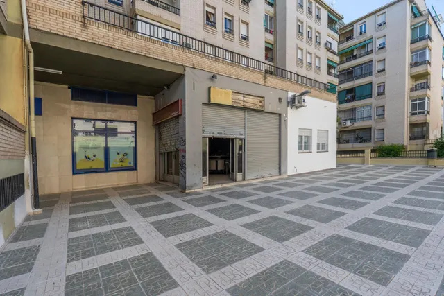 Local comercial amplio y polivalente en zona peatonal – La Chana, Granada — 24