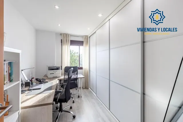 Amplia casa de 182 m2 con patio, gran sótano y a menos de 5 minutos del metro — 25