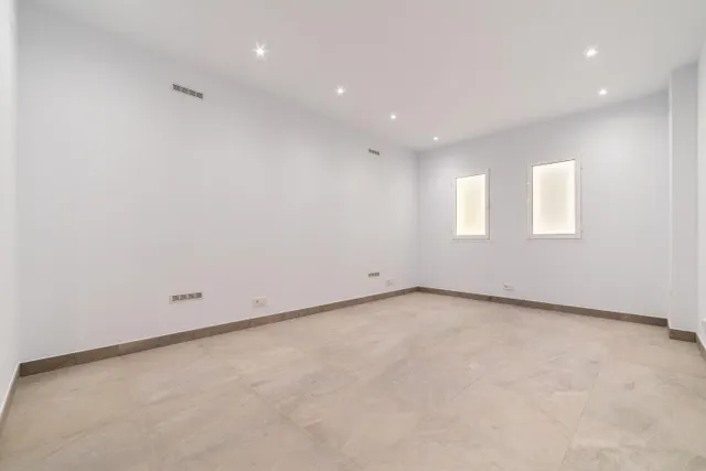 LOCAL COMERCIAL REFORMADO EN CALLE EDGAR NEVILLE — 11