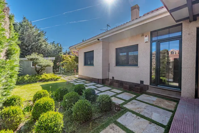 MAGNÍFICO CHALET EN LA SIERRA DE GUADARRAMA PARA VIVIR EN UNA PLANTA Y LISTO PARA ENTRAR A 25 MINUTOS DE MADRID CON PORCHE, JARDÍN Y PISCINA — 50