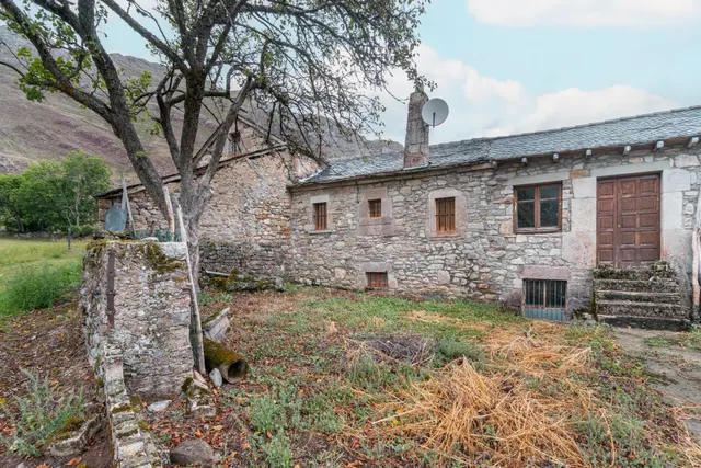 CASA, CUADRA, PAJAR Y FINCAS EN VENTA EN BABIA - foto 2