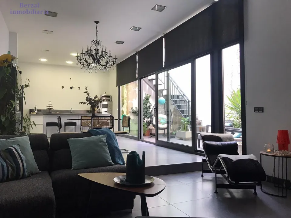 Vivienda SINGULAR en el centro de Logroño.Planta baja, más dos. Terraza de sesenta metros y jardin con pozo.