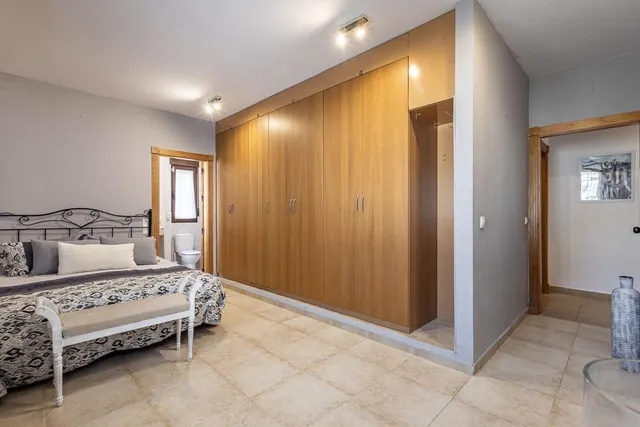 Chalet independiente con pozo propio y placas solares — 16
