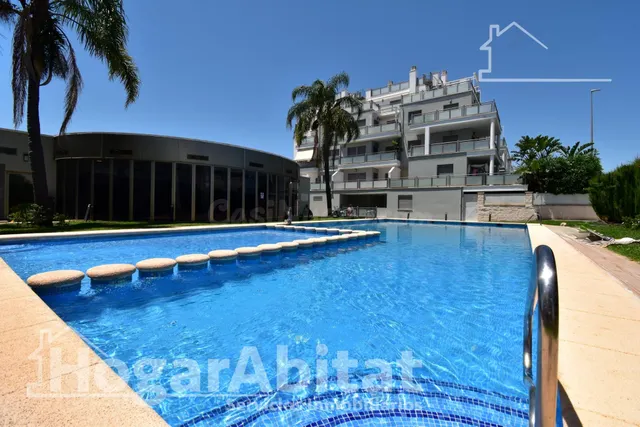 SEMINUEVO CON TERRAZA, PISCINA Y GARAJE - foto 2