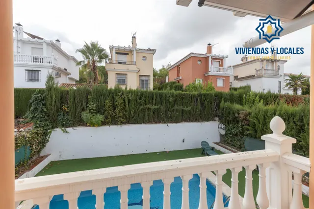 Casa independiente con piscina en La Zubia. — 21