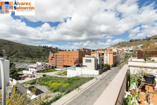 Adosada en el nuevo acceso a la Alhambra — 33