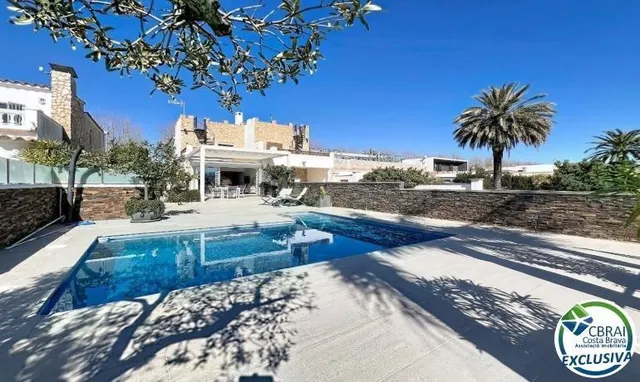 Casa renovada al sur, con piscina y acceso a un canal amplio - foto 5