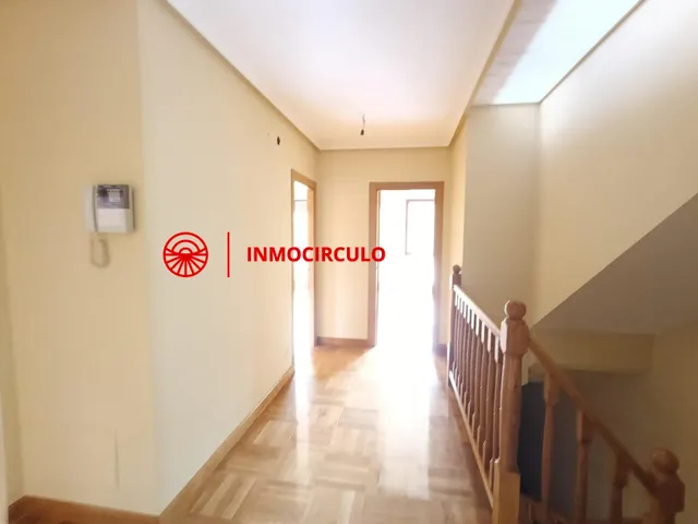 Exclusivo Chalet Pareado Junto al HUBU: Tu Oasis Urbano en Burgos — 25