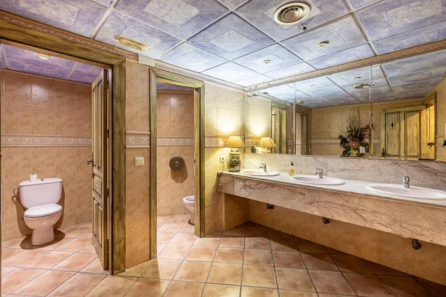 EN VENTA HOTEL Y RESTAURANTE LOS PINILLOS — 24