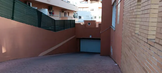 SE ALQUILA PLAZA DE APARCAMIENTO EN TORREMOLINOS, ZONA BARBARELA. — 4