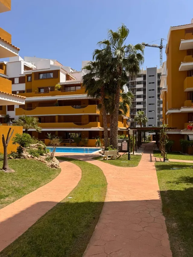 Apartamento con piscina comunitaria, Alicante, Torrevieja. 2 habitaciones, 80 m2, 500 metros del mar — 38
