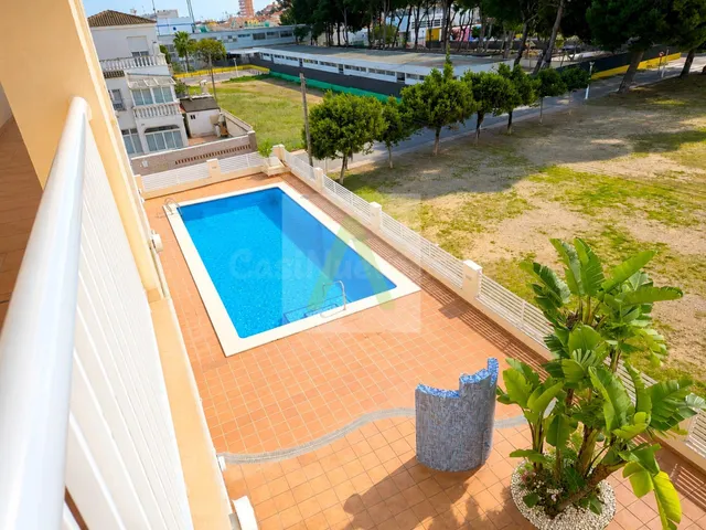 Cuidado y céntrico con amplia terraza y 2 plazas de garaje! - foto 3