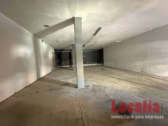 Local comercial con dos entradas en Torrelavega. — 5