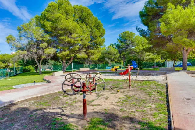 Precio bungalow con jardin y piscina comunitaria en urbanizacion lago jardin ii (los balcones) — 46