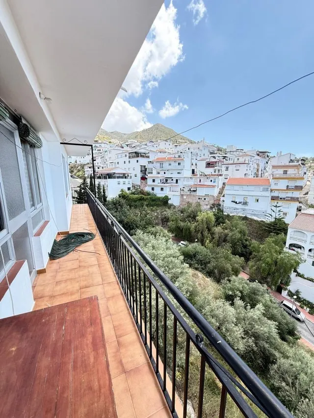 Oportunidad única de inversión en Cómpeta: Gran chalet con f - foto 3
