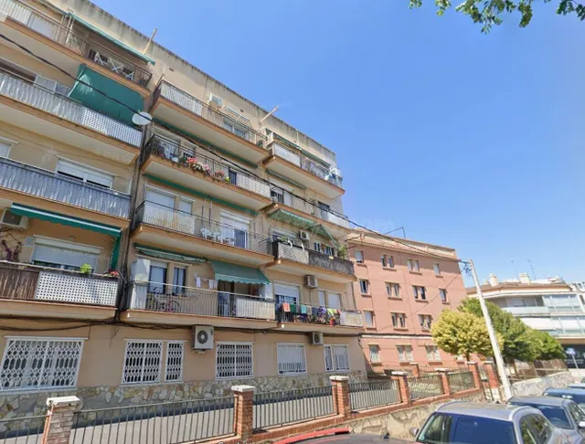 Piso 3 dormitorios en Gavà para inversión - foto 2