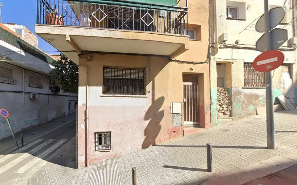 SE VENDE LOCAL OKUPADO en Calle Mozart 75 de Badalona (Barcelona).