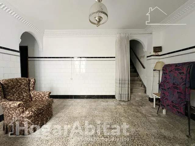 Espaciosa casa con local comercial y garaje en el centro — 26
