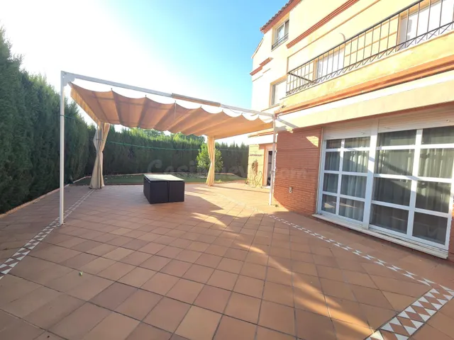 CHALET EN URBANIZACIÓN PRIVADA CON PISCINA - foto 3