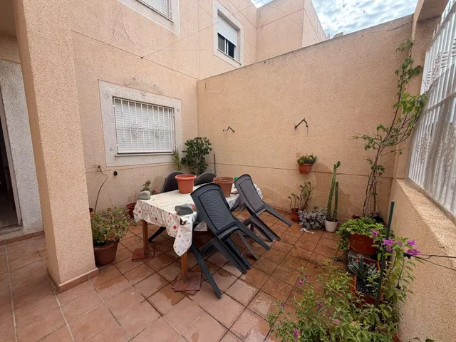 DÚPLEX ADOSADO EN SAN ISIDRO – 4 DORMITORIOS, GARAJE — 4
