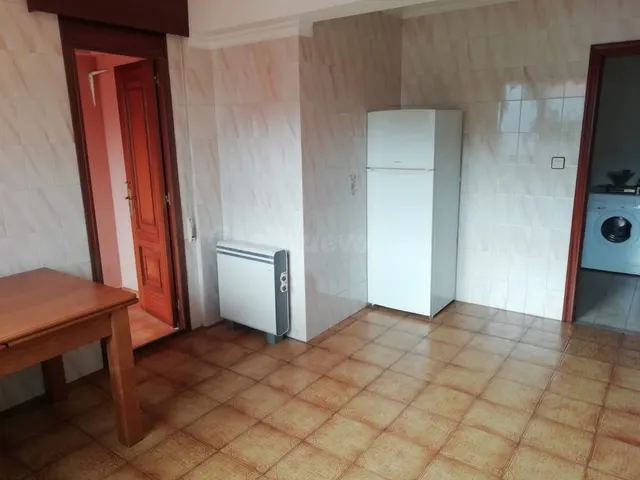 Edificio de dos alturas y cuatro vivendas cerca del bosque y - foto 4