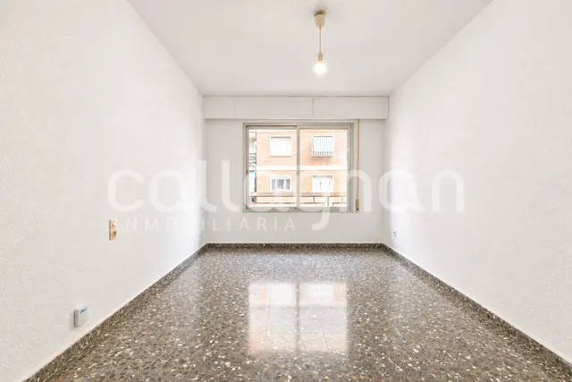 Piso con gran potencial de reforma en ruzafa – 4 habitaciones y 2 balcones — 22