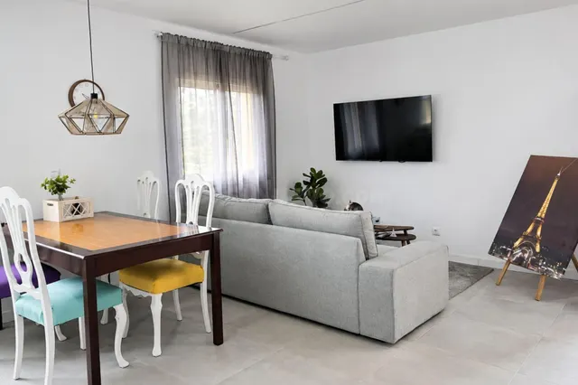 Edificio de tres plantas. DOS PISOS de 3 h. c/u. y salón con
