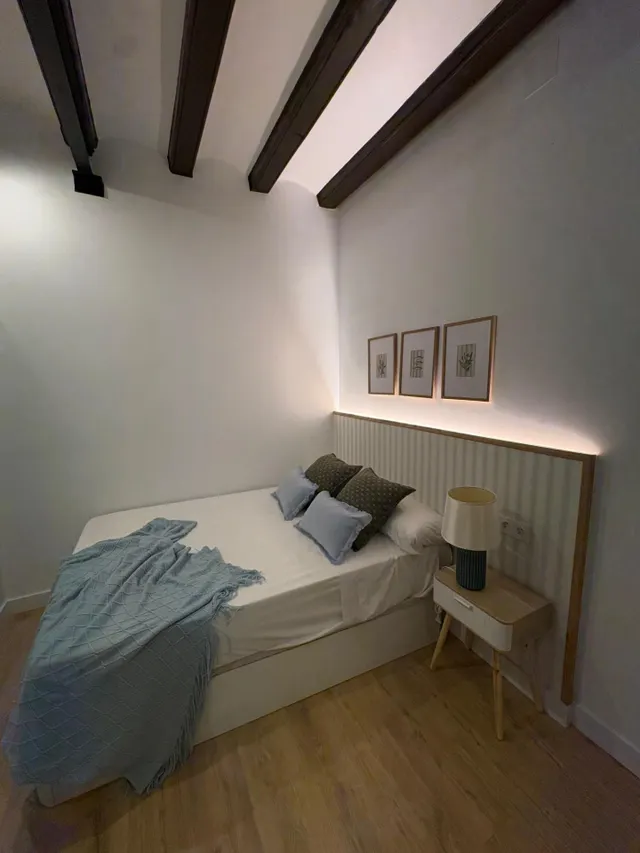 Piso reformado con 2 dormitorios y mobiliario a estrenar en el Raval, Barcelona — 33