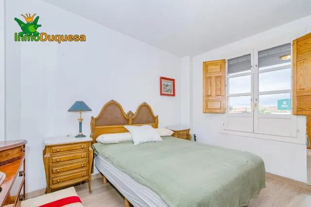 Piso de 4 dorm. con ascensor y Plaza de aparcamiento. Avda. de Madrid. — 5