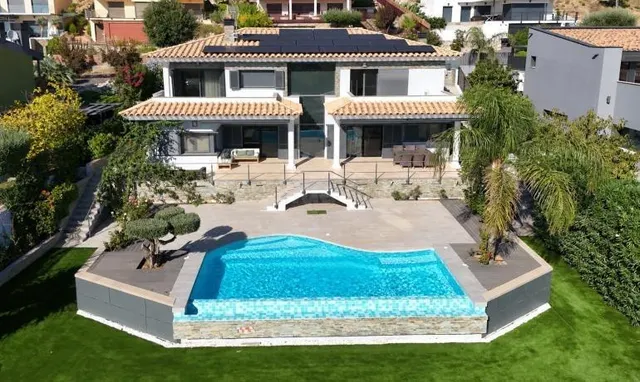 Villa de diseño con piscina y espectaculares vistas a la bah