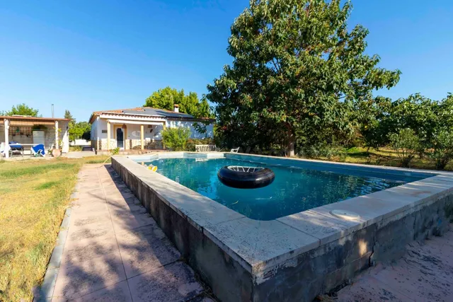 PARCELA CON VIVIENDA PARA ENTRAR A VIVIR Y PISCINA EN LA DEH - foto 3