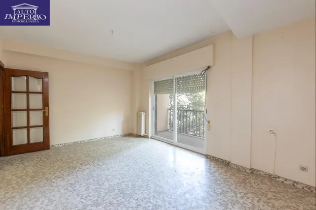 Piso en esquina con terraza y vistas a Plaza Mariana Pineda, Granada — 6