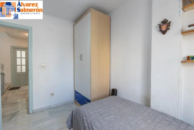 Casa independiente con piscina en La Zubia. — 14